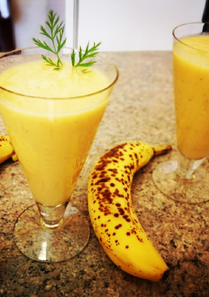 Una foto de Batido de plátano con naranja al Ron 🍌