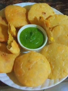 प्याज की करारी कचौड़ी (pyaz ki karari kachodi recipe in Hindi) रेसिपी मुख्य फोटो