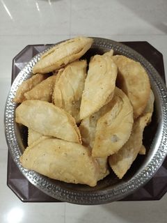 सुक्या खोबऱ्याच्या् करंज्या (साठयाची) (sukya khobryachi karanji recipe in marathi) रेसिपी चे मुख्य फोटो