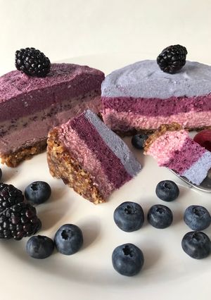 A picture of Raw Vegan Berry Cheesecake.