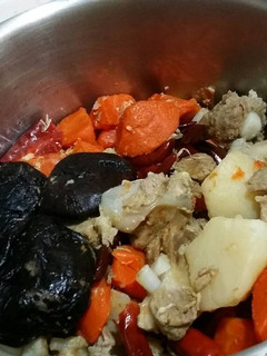 非梅花三弄之三朵乾香菇與冷凍排骨亂亂弄 的食譜成品照片
