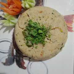 वेजिटेबल उपमा (vegetable upma recipe in marathi) रेसिपी चे मुख्य फोटो 