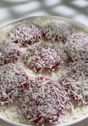A picture of 🍓 Strawberry Mochi (草莓麻薯).