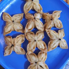 A picture of Dry Flower Samosa.