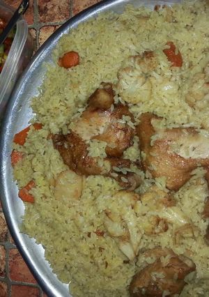 صورة لوصفة مقلوبة مع سلطة ولبن