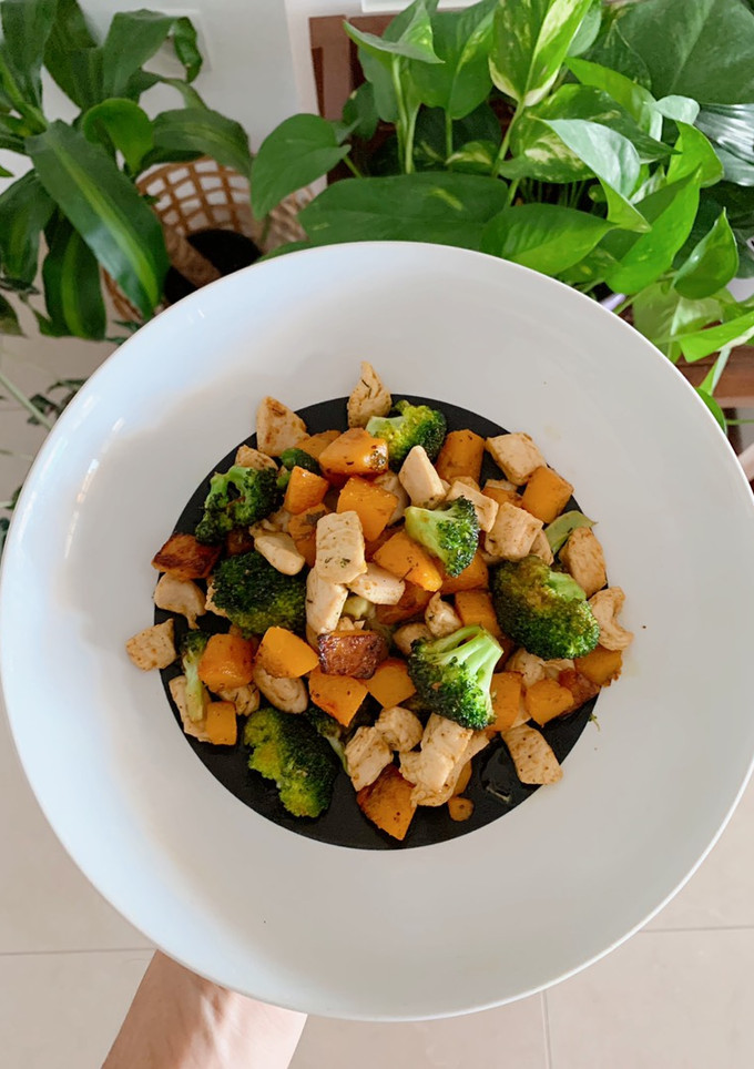 Una foto de Salteado de calabaza, brócoli y pollo con curry
