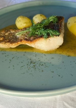 Una foto de Merluza al punto con patatas cocidas en vinagreta de eneldo