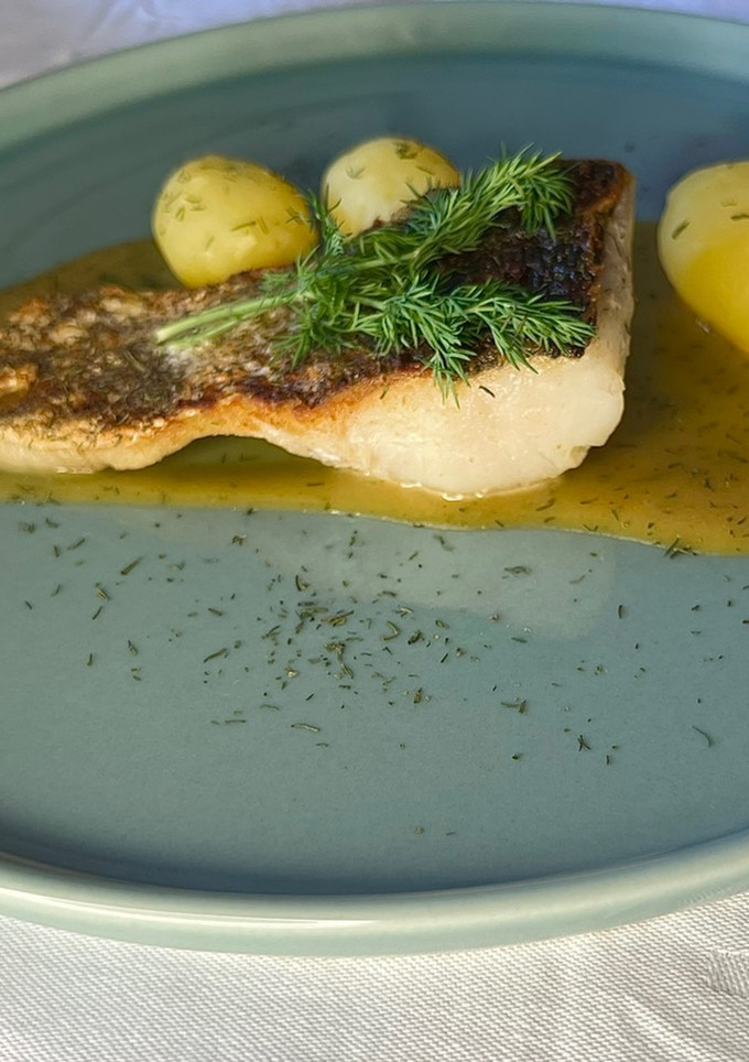 Una foto de Merluza al punto con patatas cocidas en vinagreta de eneldo