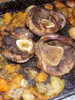 Una foto de Osobuco al horno con verduras