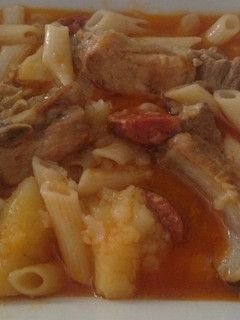Una foto de Costillas de cerdo con chorizo gallego y macarrones