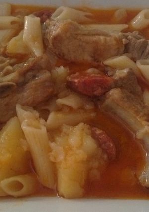 Una foto de Costillas de cerdo con chorizo gallego y macarrones