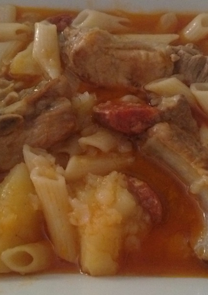 Una foto de Costillas de cerdo con chorizo gallego y macarrones