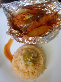 Una foto de Pollo en achiote