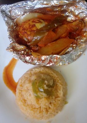Una foto de Pollo en achiote
