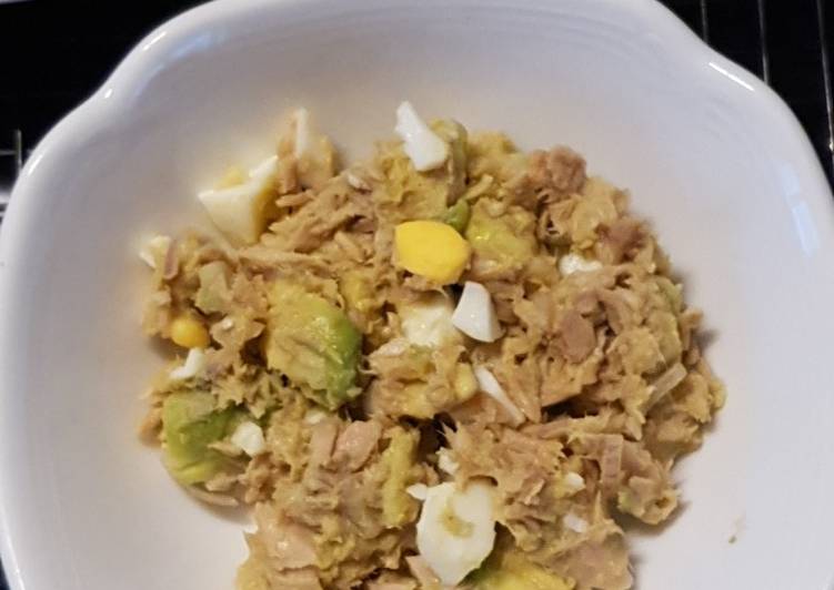 Tuna-avocado salat keto