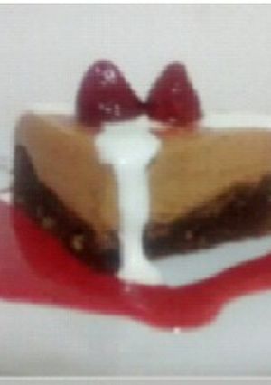 Una foto de Torta de chocolate con mousse de dulce de leche y salsa de frutilla.
