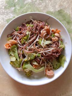 Hình của món Eat clean : Bún gạo lứt xào tôm.