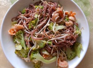Hình của món Eat clean : Bún gạo lứt xào tôm.