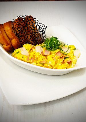 Una foto de Huevos revueltos con jamón y queso