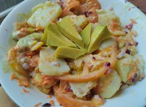 Una foto de Ensalada🥙tibia de papa, zanahoria🥕tomate🍅cebolla🧅 aguacate🧅🍅🥕🥑