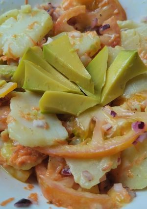 Una foto de Ensalada🥙tibia de papa, zanahoria🥕tomate🍅cebolla🧅 aguacate🧅🍅🥕🥑