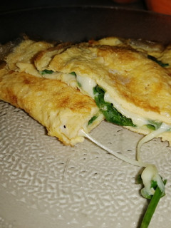Una foto de Omelette relleno de queso y ciboulette
