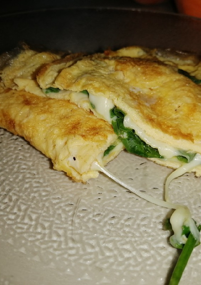 Una foto de Omelette relleno de queso y ciboulette