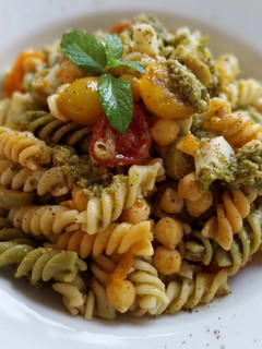 Una foto de Ensalada de pasta y garbanzos al pesto