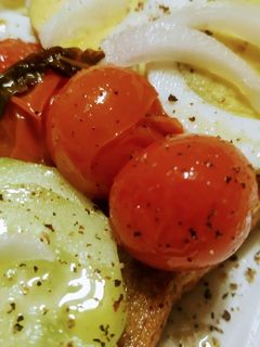Una foto de Tomates cherry confitados con hierbas aromáticas