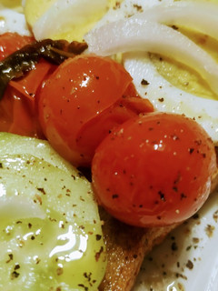 Una foto de Tomates cherry confitados con hierbas aromáticas
