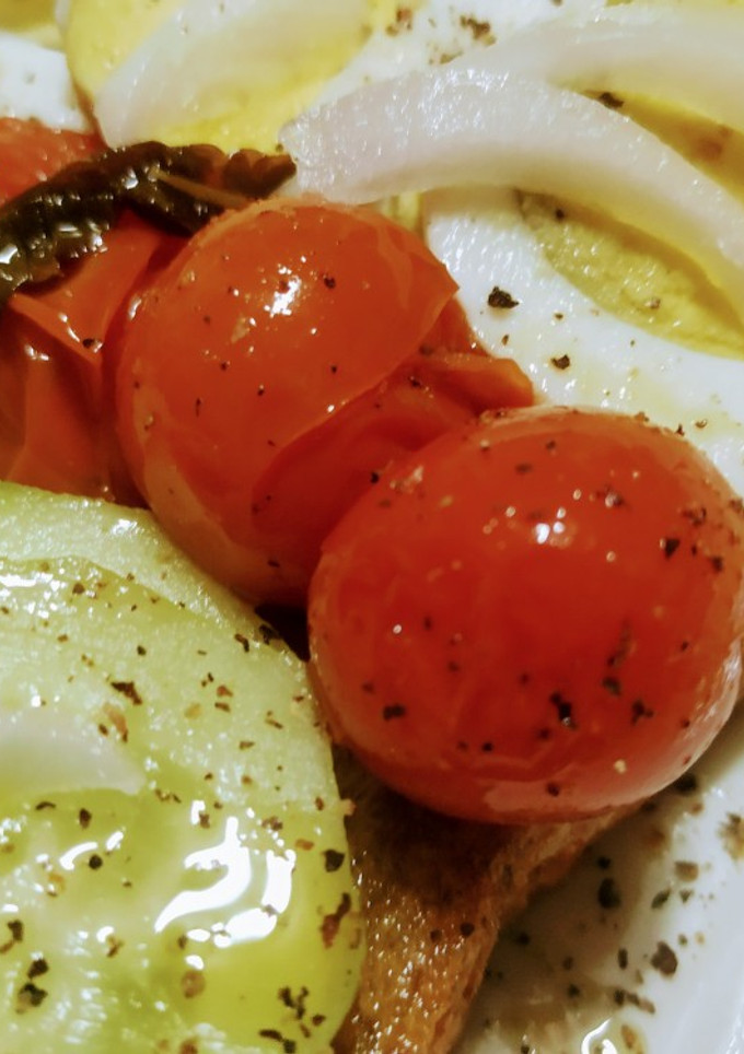 Una foto de Tomates cherry confitados con hierbas aromáticas