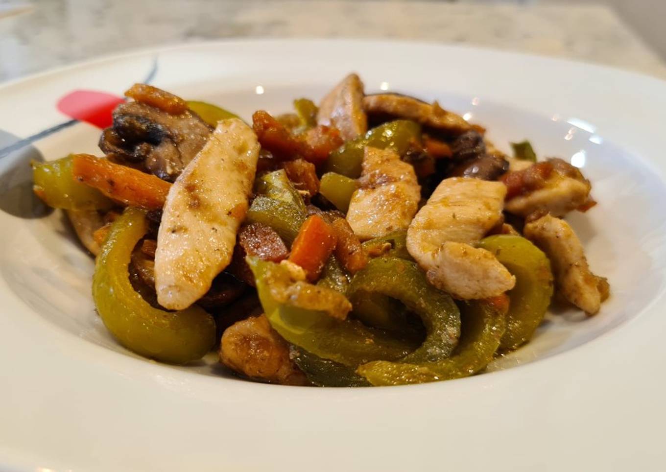 Salteado de pollo con portobello, zanahorias y pimiento