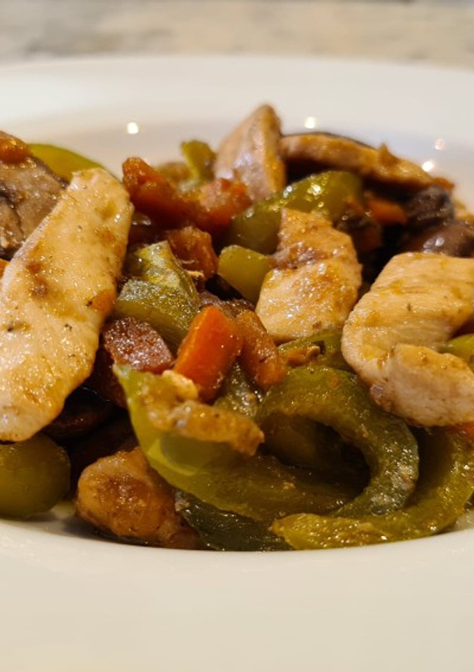 Una foto de Salteado de pollo con portobello, zanahorias y pimiento
