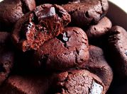 Una foto de galleta con leche chocolatada