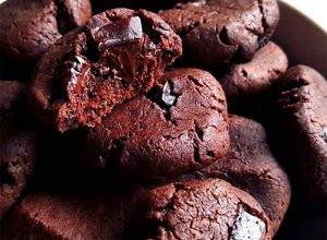 Una foto de Galletas dulces doble chocolate con harina de arroz (SIN GLUTEN, SIN HUEVO, SIN LACTOSA, SIN HORNO)