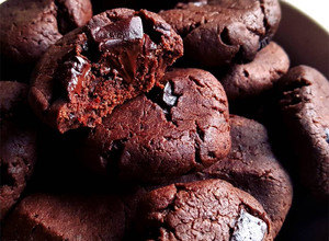Una foto de Galletas dulces doble chocolate con harina de arroz (SIN GLUTEN, SIN HUEVO, SIN LACTOSA, SIN HORNO)