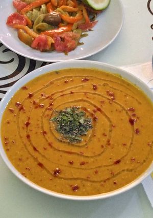 Une photo de Velouté de lentilles corail et de courge