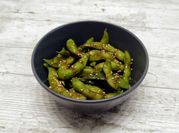 Una foto de edamame aliñado