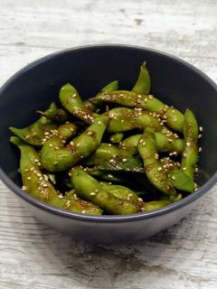 Una foto de Edamame aliñado