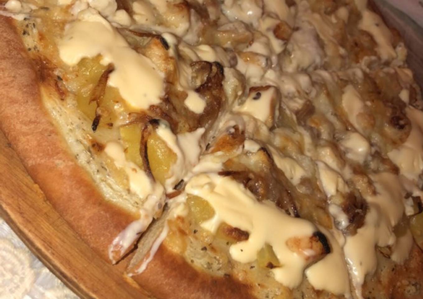 Pizza pomme de terre/ poulet et sa sauce fromagère