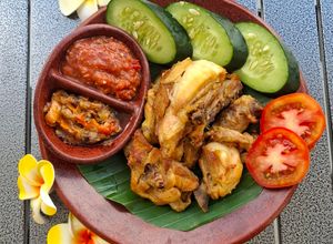 Foto resep Ayam ungkep lalapan🍗 Bumbunya meresap, daging empuk