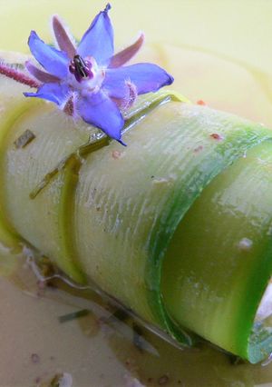 Une photo de Rouleau de courgette à la mousse de saumon