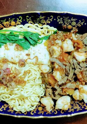 Hình của món Thuyền mì (mì gói sốt thập cẩm).