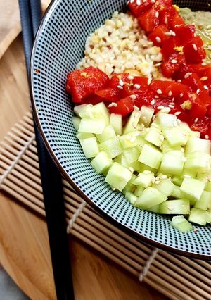 Une photo de Bowl : thon, guacamole, poivrons caramélisés, concombre et feta