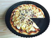 Una foto de pizza de cebollas y champiñones