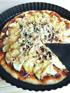 Una foto de Pizza casera con calabacín y champiñones