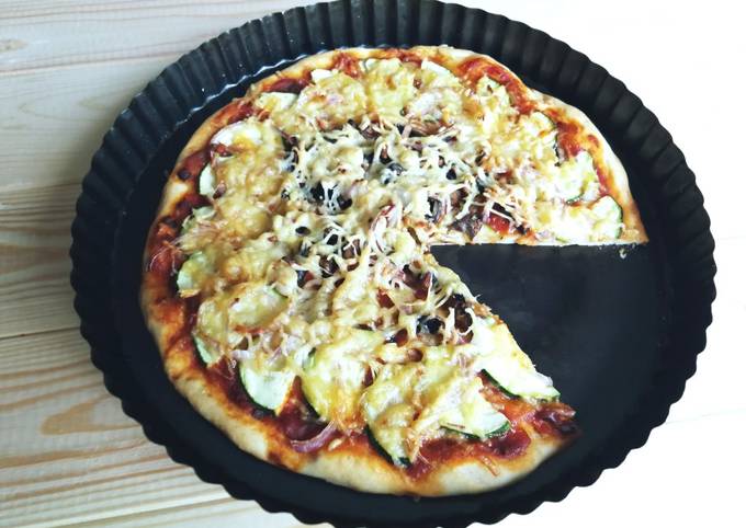Foto principal de Pizza casera con calabacín y champiñones
