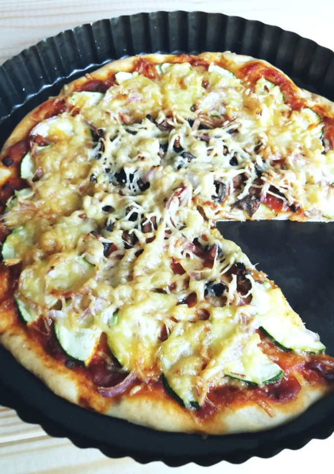 Una foto de Pizza casera con calabacín y champiñones