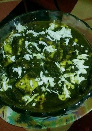 A picture of Palak paneer.