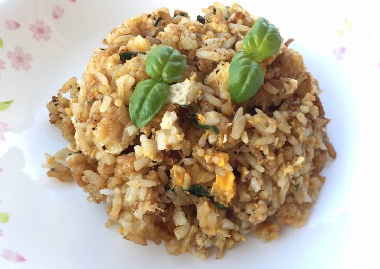 Simple Way to Prepare Homemade Fried Rice With Eggs And Basil